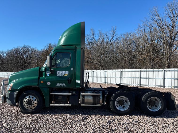 image for item YA2297 2017 Freightliner Cascadia 125 semi truck