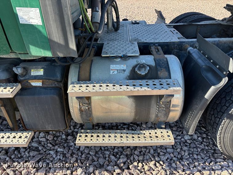 image for item YA2297 2017 Freightliner Cascadia 125 semi truck