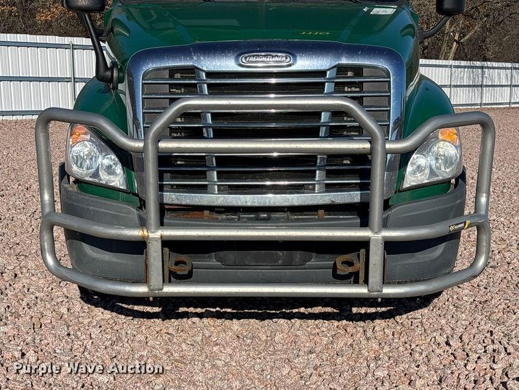 image for item YA2297 2017 Freightliner Cascadia 125 semi truck