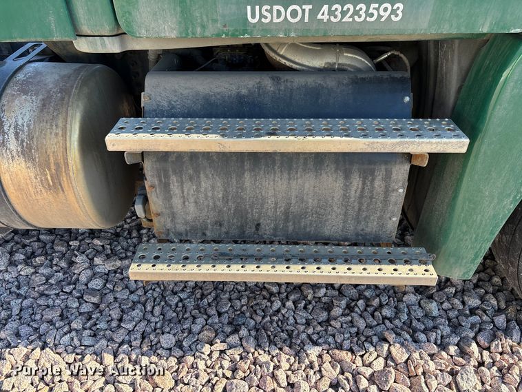 image for item YA2297 2017 Freightliner Cascadia 125 semi truck