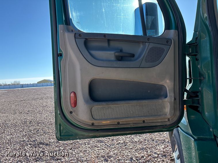 image for item YA2297 2017 Freightliner Cascadia 125 semi truck