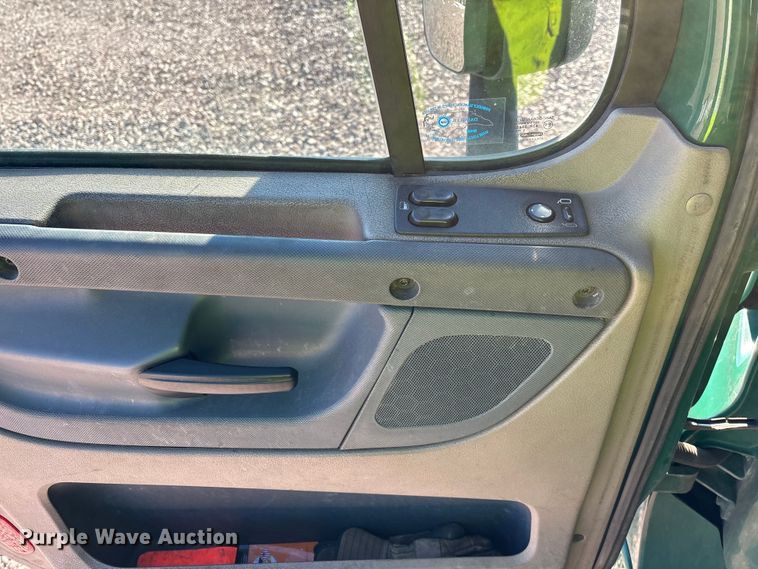 image for item YA2297 2017 Freightliner Cascadia 125 semi truck