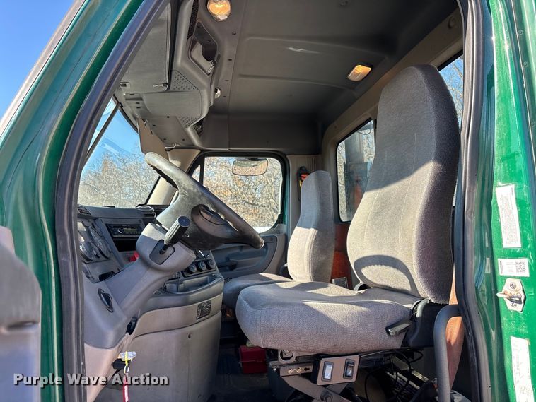 image for item YA2297 2017 Freightliner Cascadia 125 semi truck