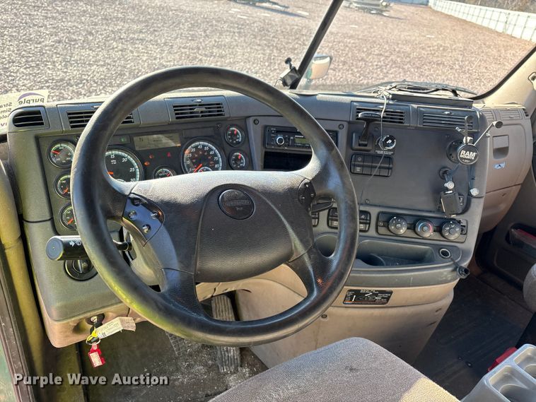 image for item YA2297 2017 Freightliner Cascadia 125 semi truck