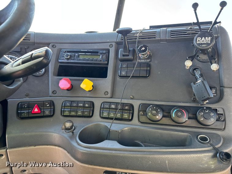 image for item YA2297 2017 Freightliner Cascadia 125 semi truck