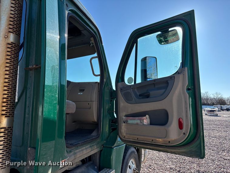 image for item YA2297 2017 Freightliner Cascadia 125 semi truck