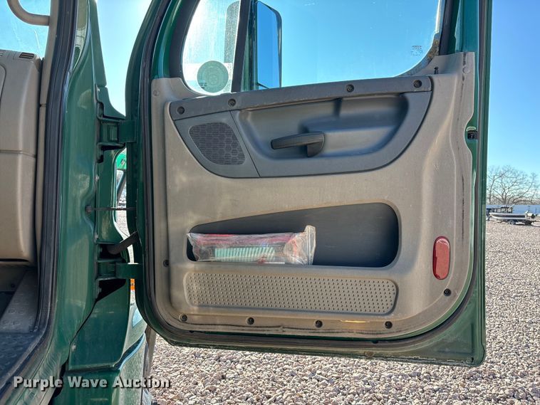 image for item YA2297 2017 Freightliner Cascadia 125 semi truck