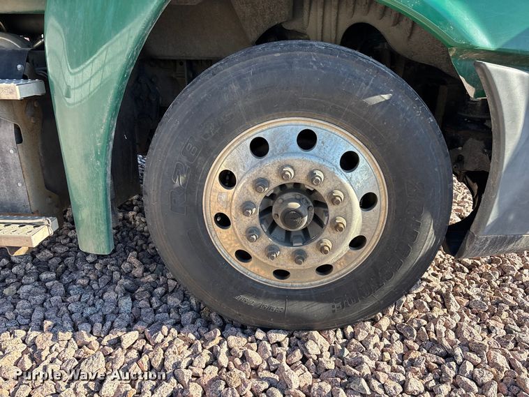 image for item YA2297 2017 Freightliner Cascadia 125 semi truck