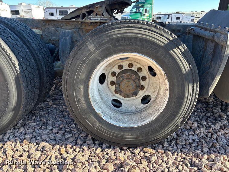 image for item YA2297 2017 Freightliner Cascadia 125 semi truck