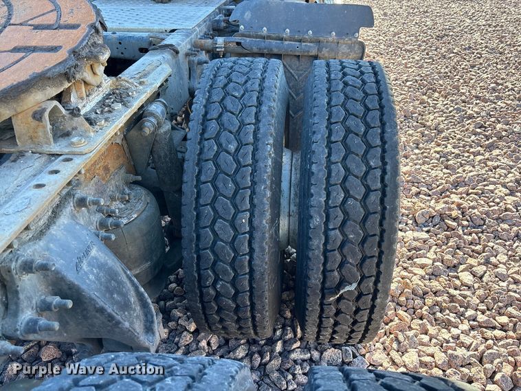 image for item YA2297 2017 Freightliner Cascadia 125 semi truck