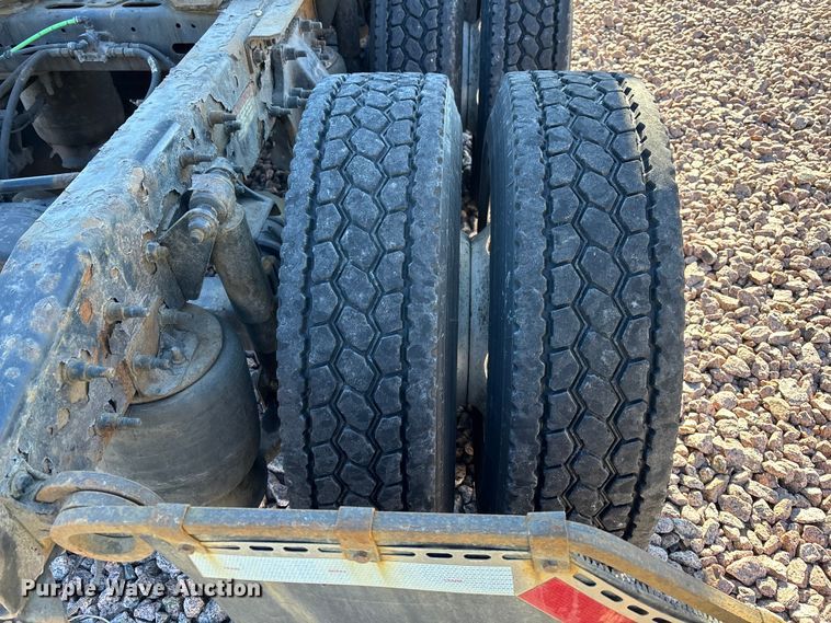 image for item YA2297 2017 Freightliner Cascadia 125 semi truck