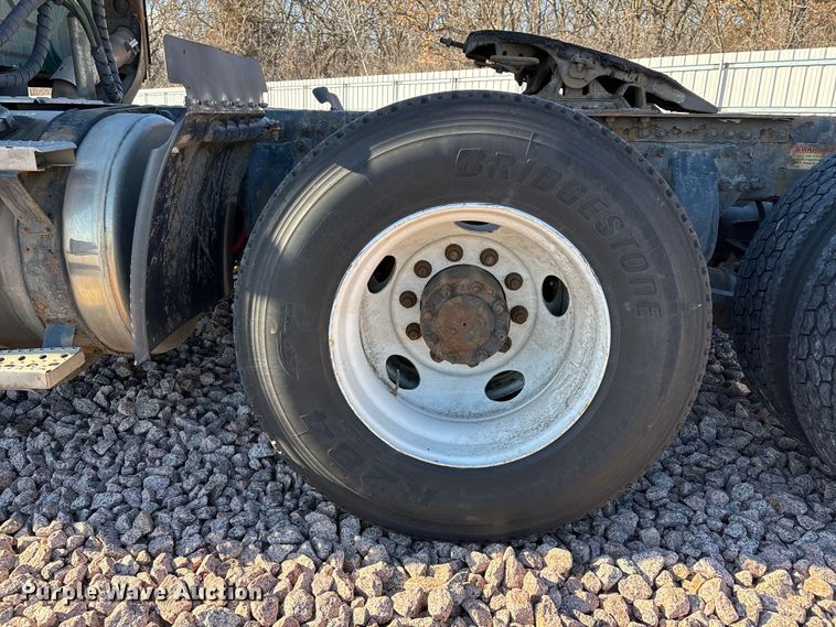 image for item YA2297 2017 Freightliner Cascadia 125 semi truck