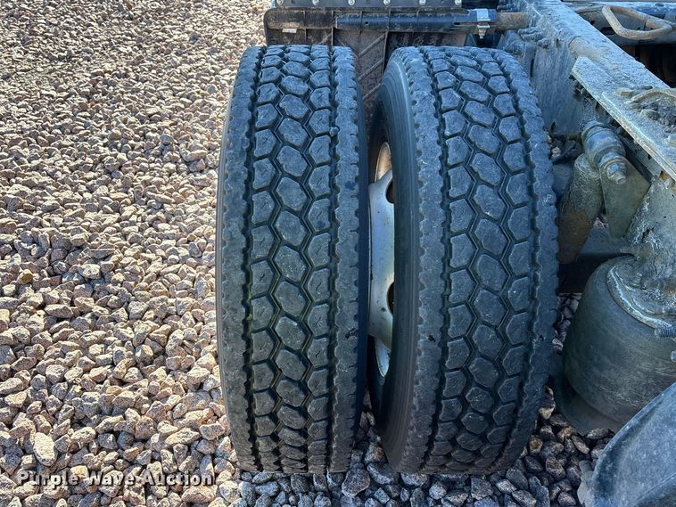 image for item YA2297 2017 Freightliner Cascadia 125 semi truck