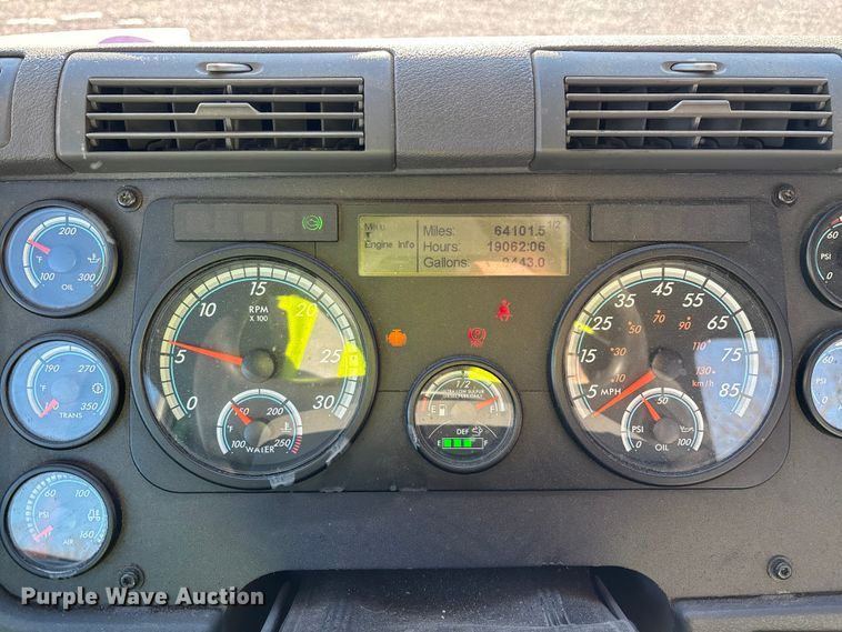 image for item YA2297 2017 Freightliner Cascadia 125 semi truck