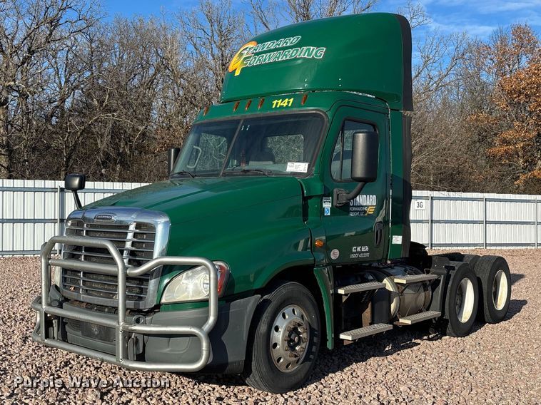 image for item YA2299 2017 Freightliner Cascadia 125 semi truck