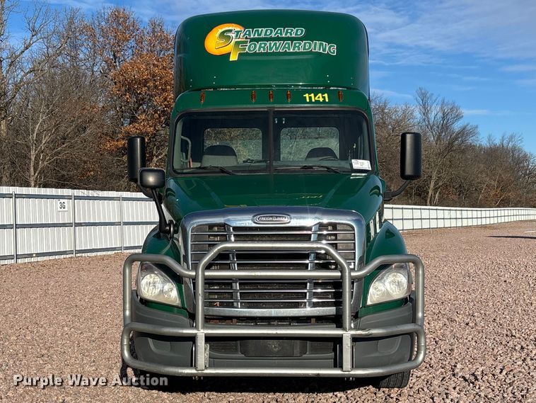 image for item YA2299 2017 Freightliner Cascadia 125 semi truck