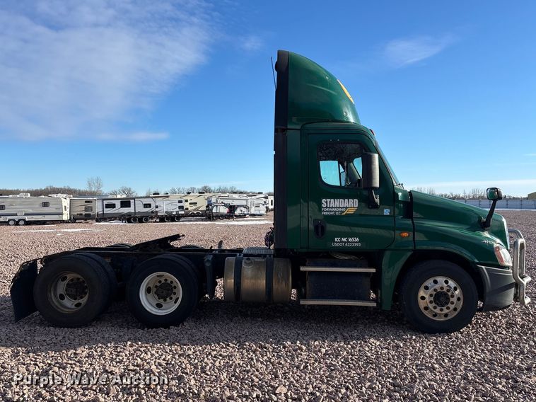 image for item YA2299 2017 Freightliner Cascadia 125 semi truck