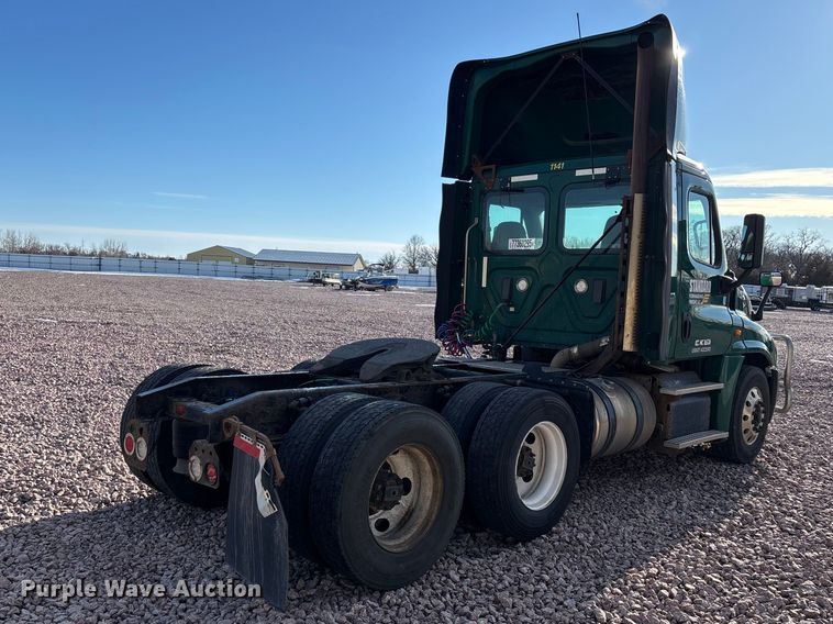 image for item YA2299 2017 Freightliner Cascadia 125 semi truck