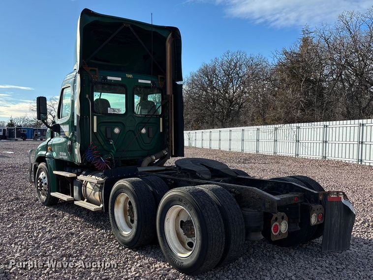 image for item YA2299 2017 Freightliner Cascadia 125 semi truck