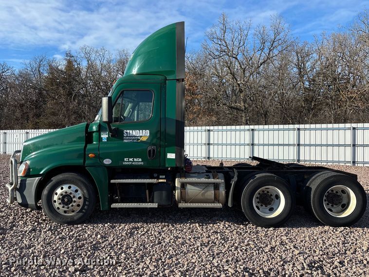 image for item YA2299 2017 Freightliner Cascadia 125 semi truck