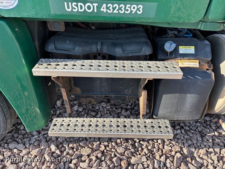 image for item YA2299 2017 Freightliner Cascadia 125 semi truck