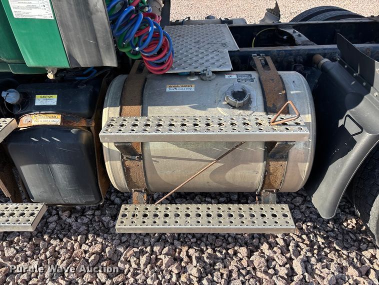 image for item YA2299 2017 Freightliner Cascadia 125 semi truck