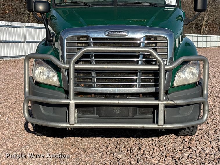 image for item YA2299 2017 Freightliner Cascadia 125 semi truck