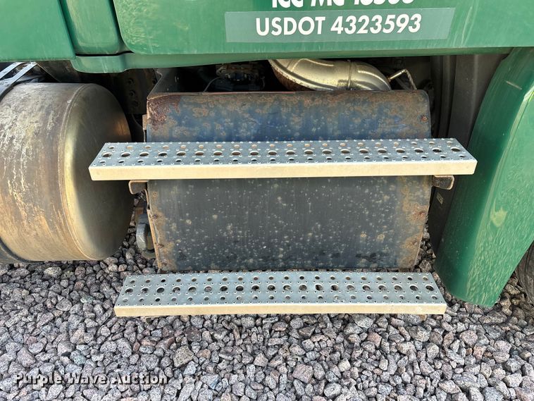 image for item YA2299 2017 Freightliner Cascadia 125 semi truck