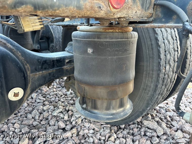 image for item YA2299 2017 Freightliner Cascadia 125 semi truck