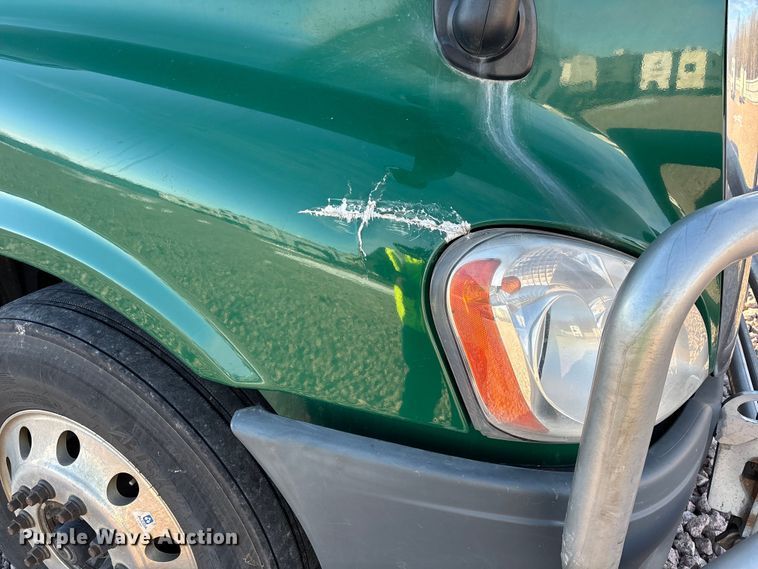 image for item YA2299 2017 Freightliner Cascadia 125 semi truck