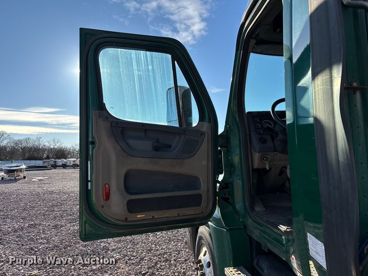 image for item YA2299 2017 Freightliner Cascadia 125 semi truck