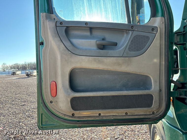 image for item YA2299 2017 Freightliner Cascadia 125 semi truck