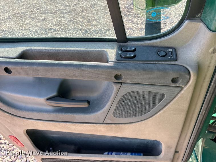 image for item YA2299 2017 Freightliner Cascadia 125 semi truck