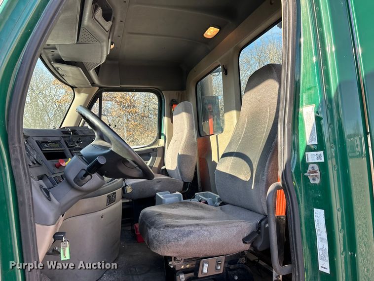 image for item YA2299 2017 Freightliner Cascadia 125 semi truck