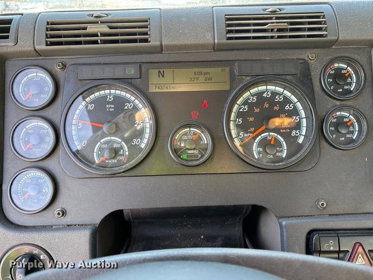 image for item YA2299 2017 Freightliner Cascadia 125 semi truck