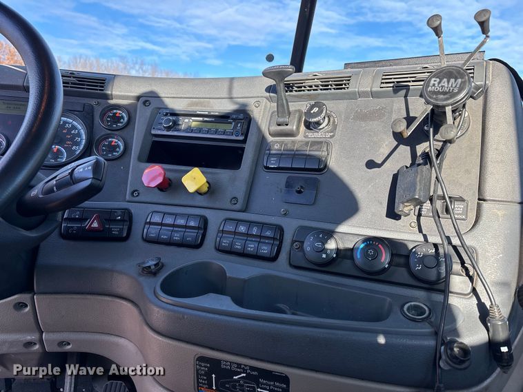 image for item YA2299 2017 Freightliner Cascadia 125 semi truck