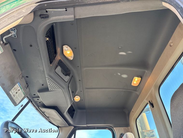 image for item YA2299 2017 Freightliner Cascadia 125 semi truck