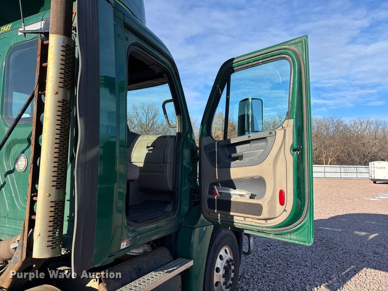 image for item YA2299 2017 Freightliner Cascadia 125 semi truck