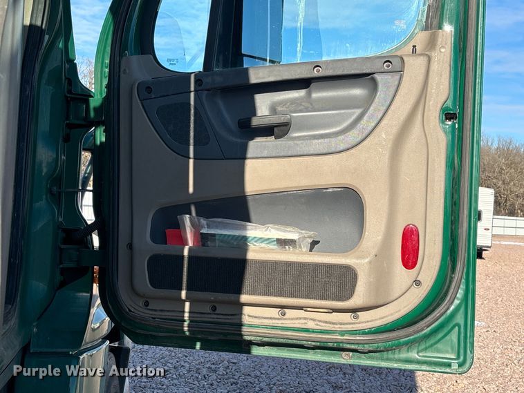 image for item YA2299 2017 Freightliner Cascadia 125 semi truck