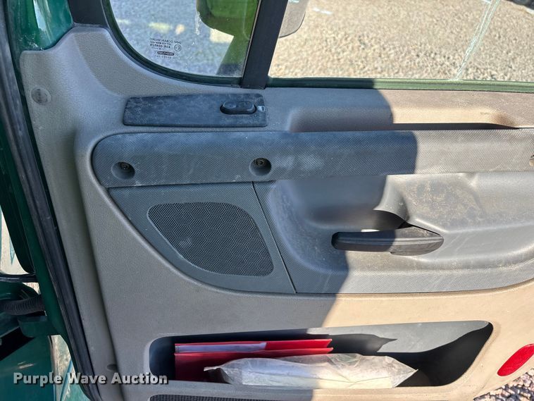 image for item YA2299 2017 Freightliner Cascadia 125 semi truck