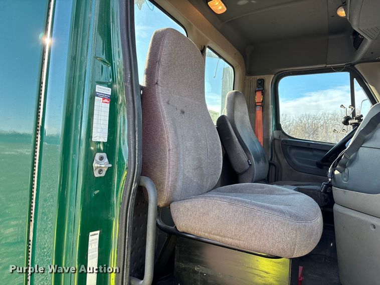 image for item YA2299 2017 Freightliner Cascadia 125 semi truck