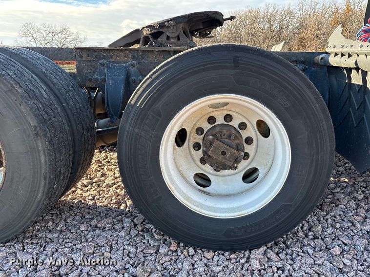 image for item YA2299 2017 Freightliner Cascadia 125 semi truck