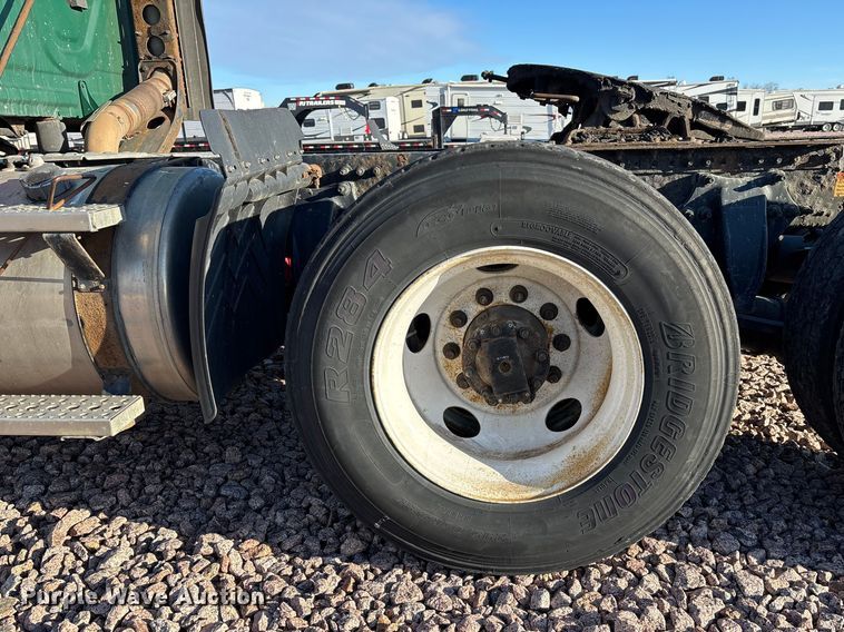 image for item YA2299 2017 Freightliner Cascadia 125 semi truck