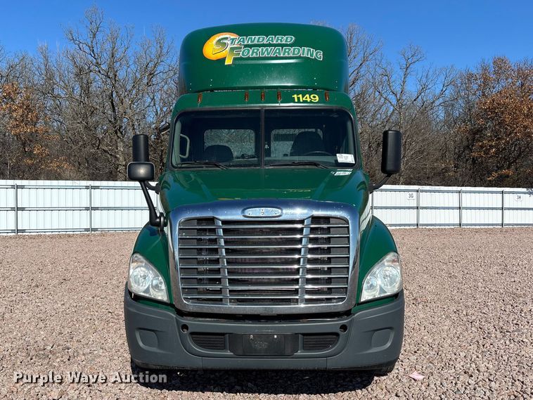 image for item YA2300 2017 Freightliner Cascadia 125 semi truck