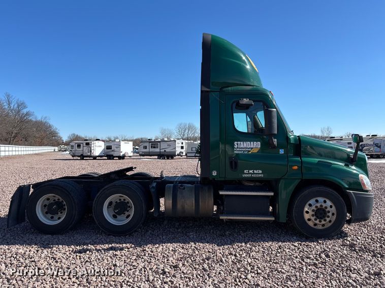 image for item YA2300 2017 Freightliner Cascadia 125 semi truck