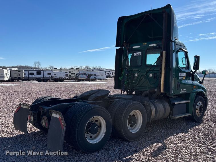 image for item YA2300 2017 Freightliner Cascadia 125 semi truck