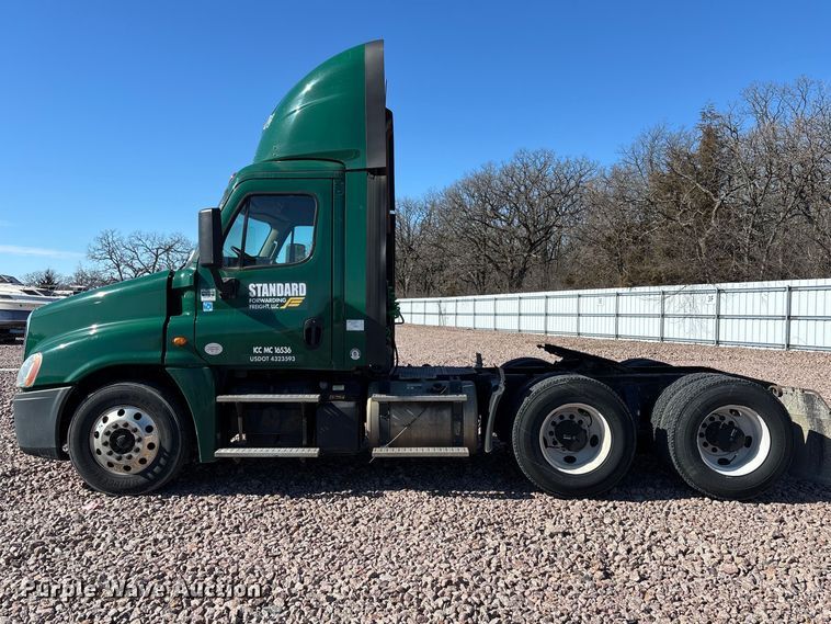 image for item YA2300 2017 Freightliner Cascadia 125 semi truck