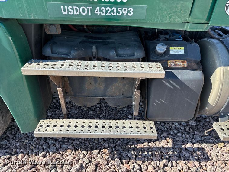 image for item YA2300 2017 Freightliner Cascadia 125 semi truck