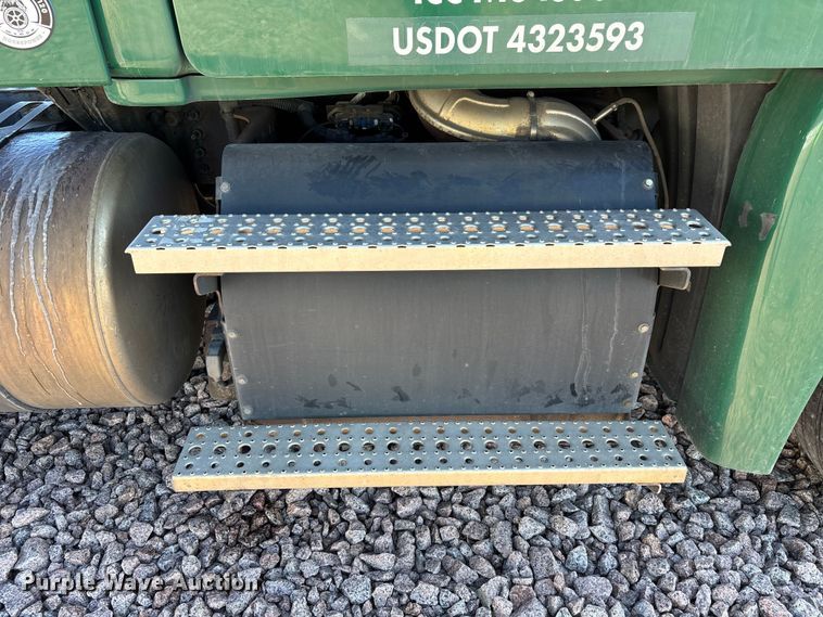 image for item YA2300 2017 Freightliner Cascadia 125 semi truck