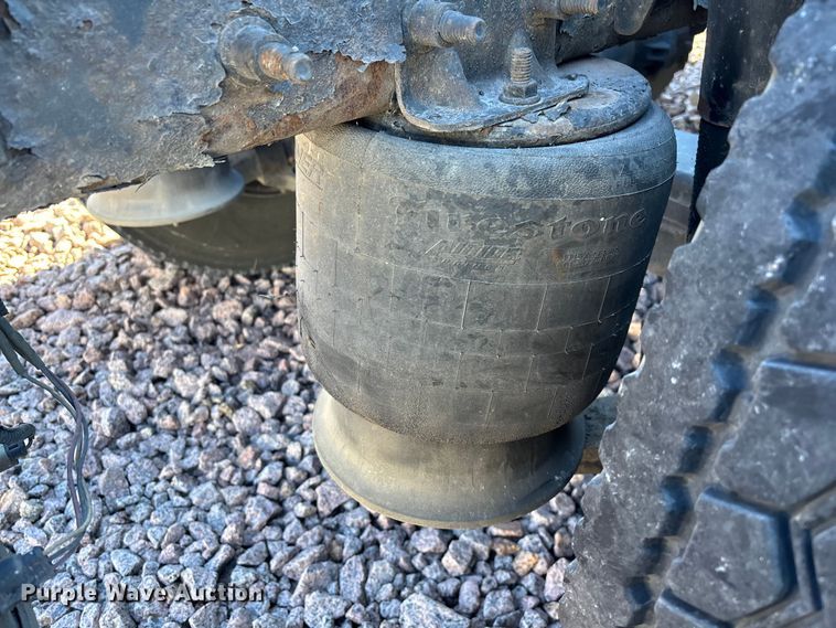 image for item YA2300 2017 Freightliner Cascadia 125 semi truck